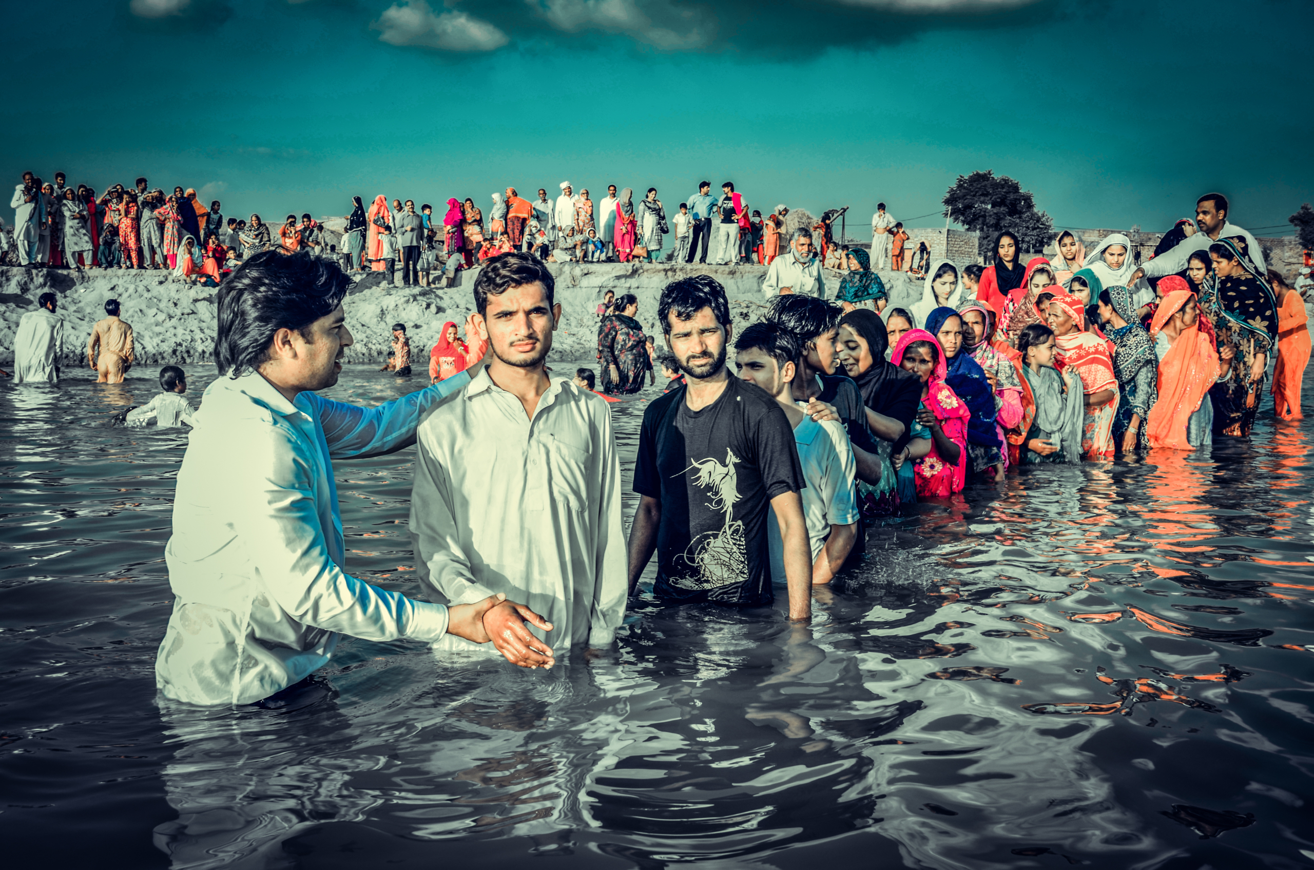 Dr. Naeem Nasir Baptising A large number of people.